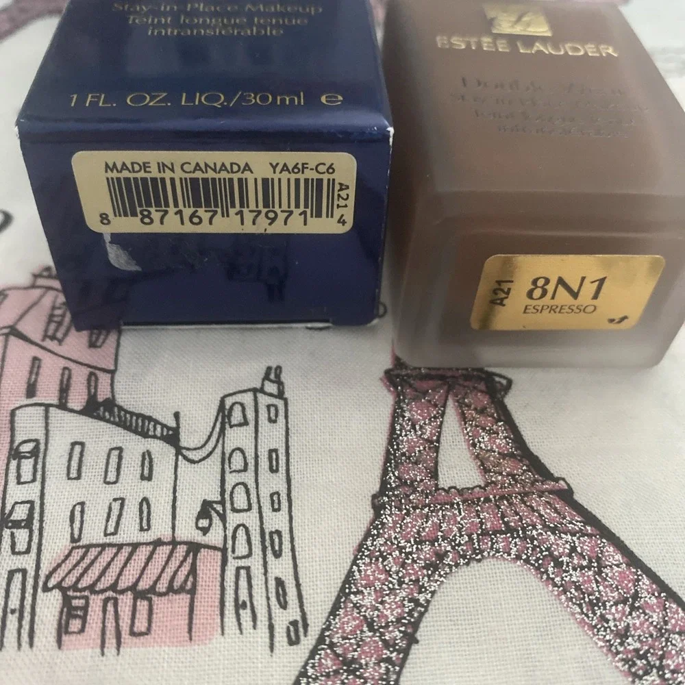 Estee Lauder Double Wear Stay In Place Makeup Foundation 1 fl oz / 30 mL 8N1 Esp